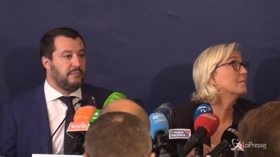 Salvini scherza con Le Pen: “Macron-Saviano? Spero non abbiano fatto selfie svestiti”