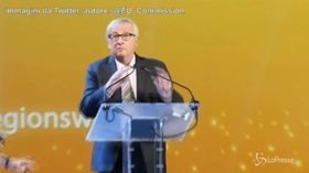 La musica non si ferma, Juncker si mette a ballare sul palco di Bruxelles