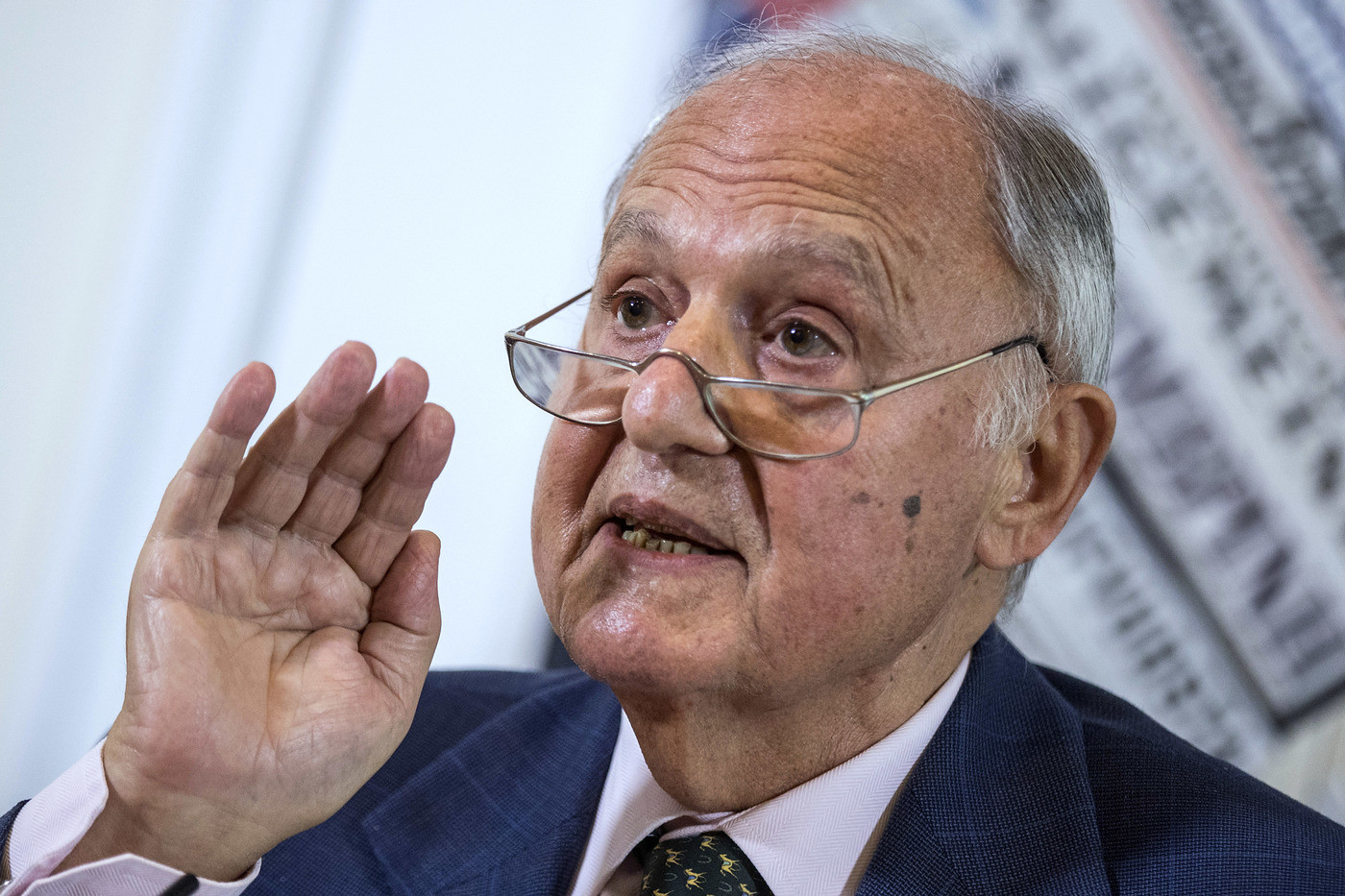 Manovra, la versione di Savona: “Troppo deficit? Ue rischia di andare contro un iceberg”
