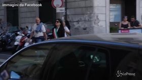 Finta Raggi gira per la città: lo spot satirico del comitato “Sì Mobilitiamo Roma”