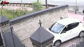 Modena, filmato mentre cerca di sequestrare una donna
