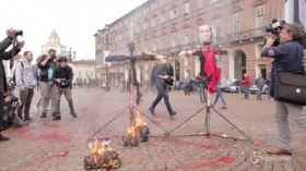 Torino, corteo degli studenti: bruciano i manichini di Salvini e Di Maio