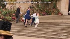 Incidente al Royal Wedding: il vento fa cadere i paggetti e alza la gonna della principessa Louise