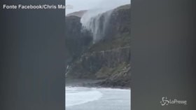 L’effetto straordinario del vento: la cascata scorre al contrario