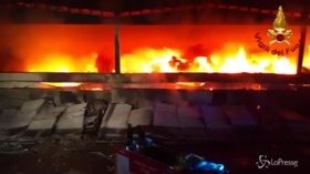 Milano, le immagini dal drone dell’incendio a Quarto Oggiaro