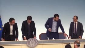Tria scherza in conferenza stampa: “C’è Crozza in sala?”