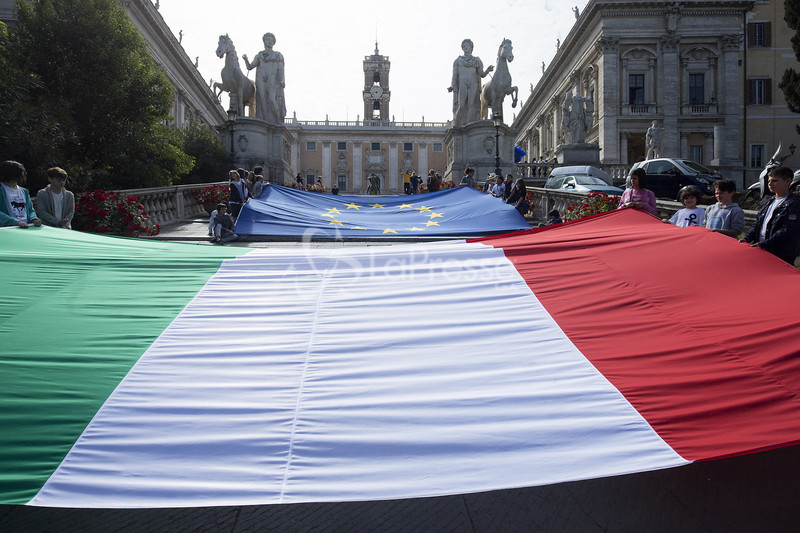 Italiani indecisi, solo il 44 per cento voterebbe per restare nell’Ue: è il dato più basso di tutta Europa