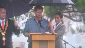 Meghan ignora il protocollo e tiene l’ombrello al principe Harry