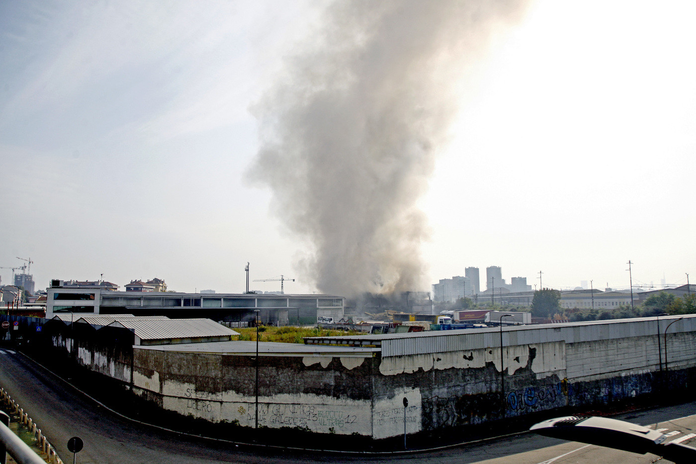 Milano, odore acre anche in centro dopo il rogo nel capannone. Arpa: “Incendio ancora in corso”