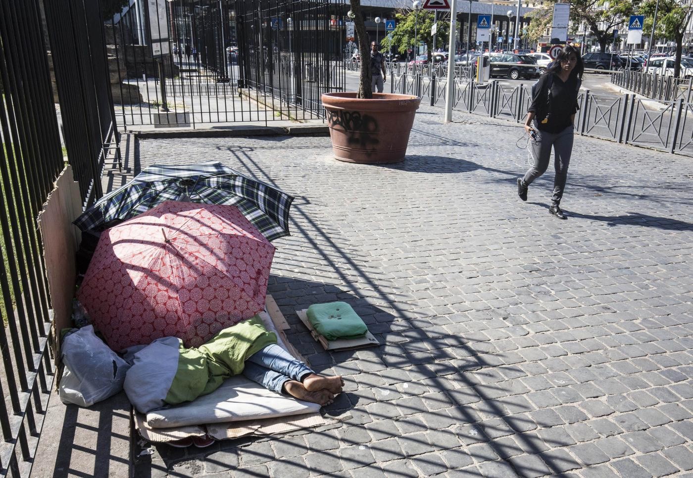 Caritas denuncia: “Esercito di poveri”. Mattarella: “Piaga inaccettabile”