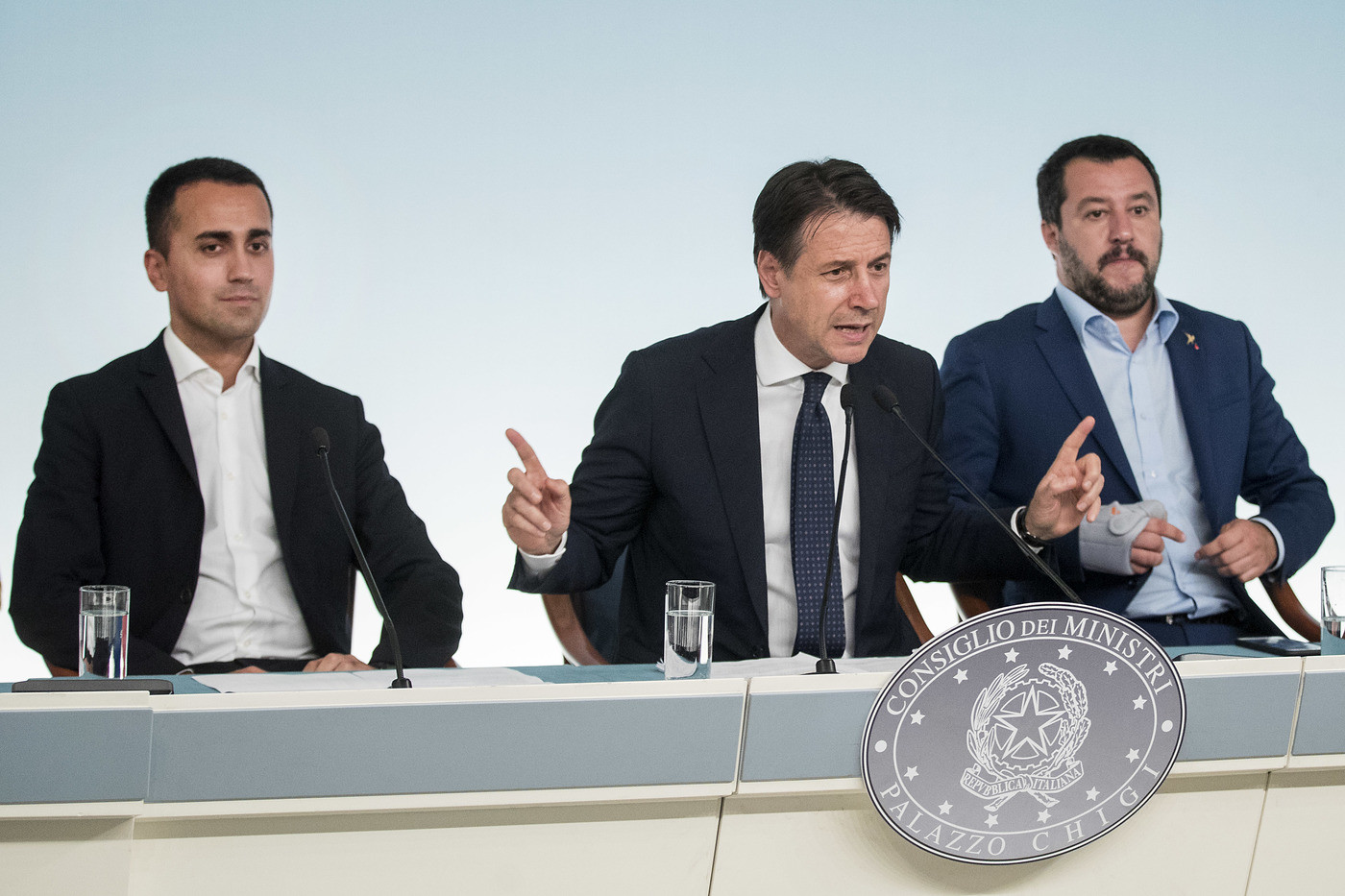 Dl fisco, Cdm rovente tra i due vicepremier: “Caccia al colpevole”. Conte media