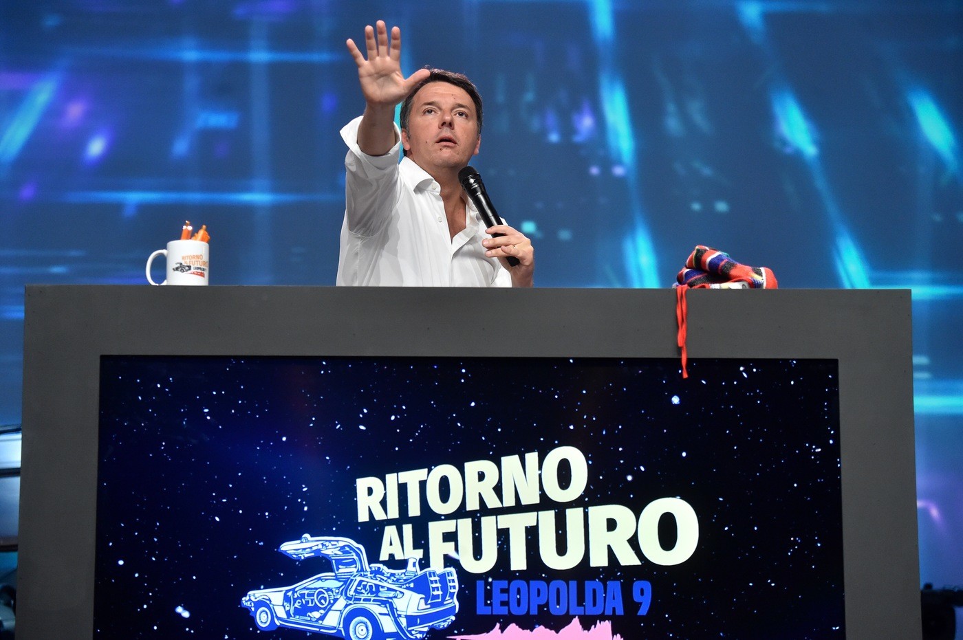 Leopolda, sul palco Renzi conduce show, ma con Minniti irrompe congresso Pd