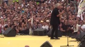 Grillo imita Juncker e i leader europei: “Il loro futuro? Una clinica”