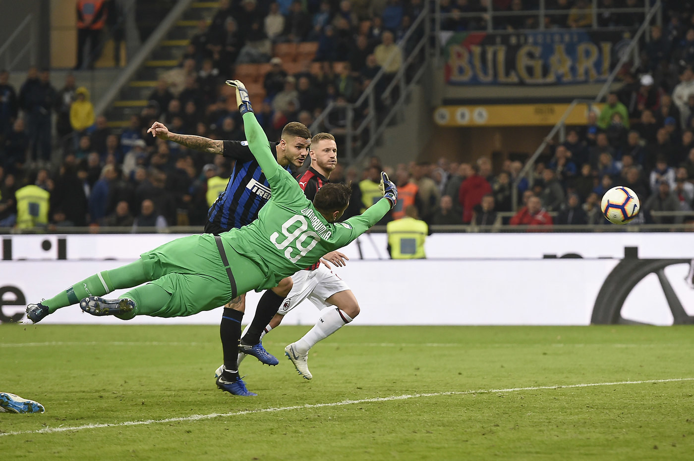 Serie A, Icardi al fotofinish lancia Inter: derby amaro per il Milan