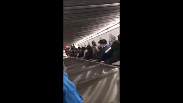 Roma, cede la scala mobile in metro: il momento del crollo