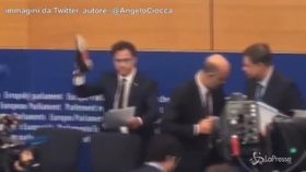 Manovra, eurodeputato della Lega si toglie le scarpe e pesta la lettera di Moscovici
