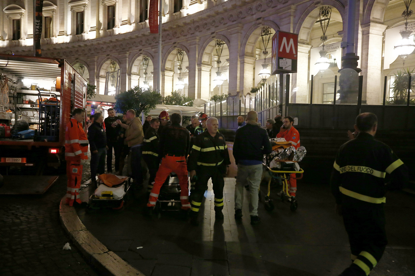Roma, crolla una scala mobile: i soccorritori alla metro Repubblica