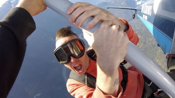 Cade dall’aereo mentre gira un video: morto il rapper Jon James