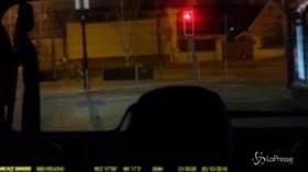 Ciclista distratto dal cellulare, sfonda il parabrezza con la testa