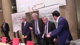 Stretta di mano Salvini-Gentiloni. Il vicepremier: “Moderata”