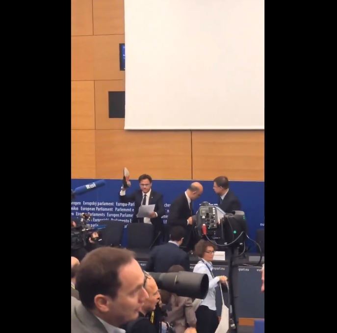 Manovra, Ciocca difende ‘gesto della scarpa’. Moscovici: “Rischio fascismo”