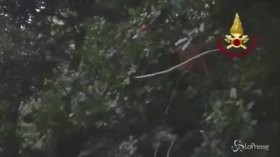 Cacciatore e cane cadono in dirupo: il salvataggio dei vigili del fuoco