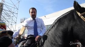 Verona, Salvini sale in sella e invita tutti a Fieracavallo