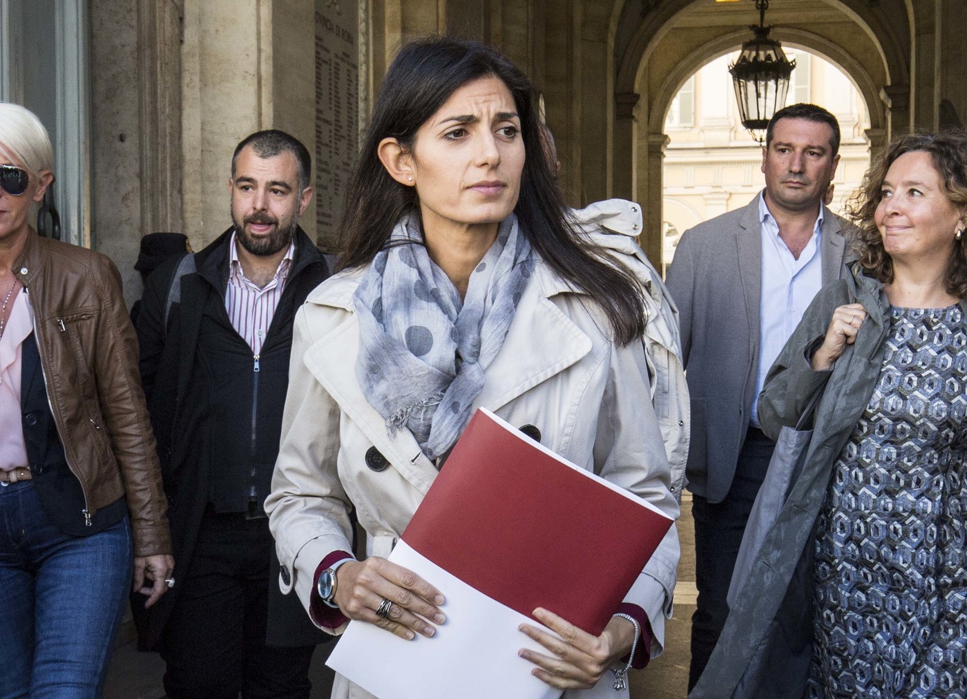 Processo Raggi, la sindaca in aula: “Scelsi io il fratello di Marra, lui firmò solo l’atto”