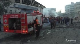 Gaza, crolla un edificio dopo i bombardamenti israeliani