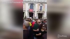 Roma, piazza del Campidoglio gremita contro Virginia Raggi. I Manifestanti: “Dimettiti”