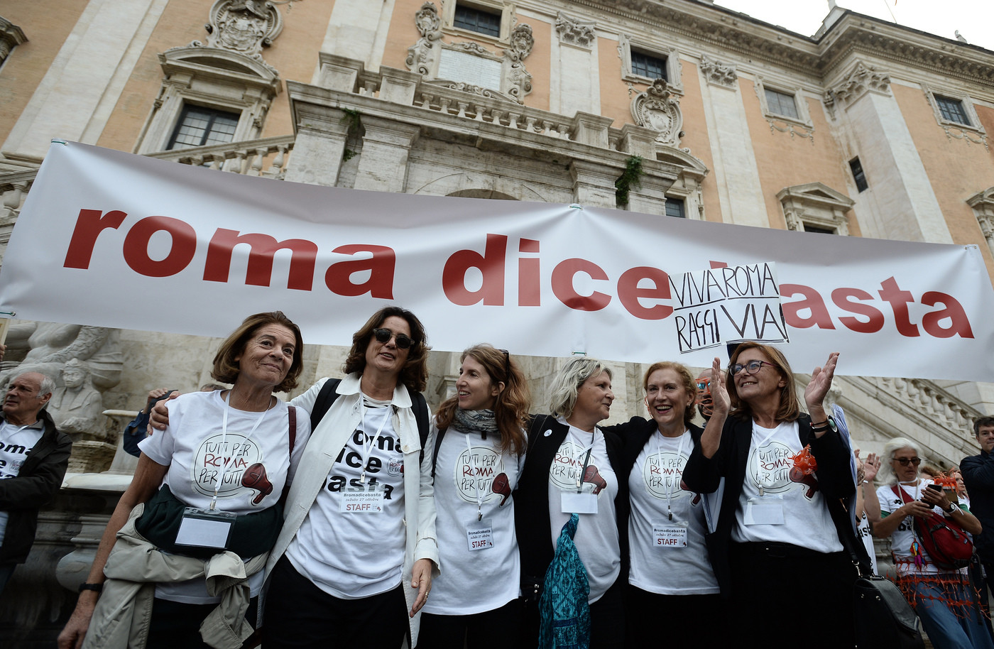 Roma dice basta, migliaia in piazza al Campidoglio: “Raggi dimettiti”