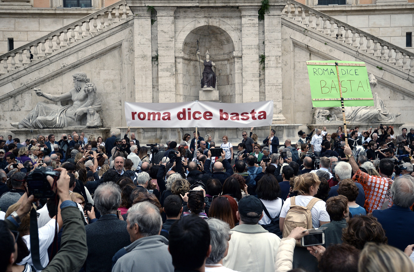 “Roma dice basta, Raggi una buca ti inghiottirà: dimettiti”: in migliaia alla manifestazione in Campidoglio