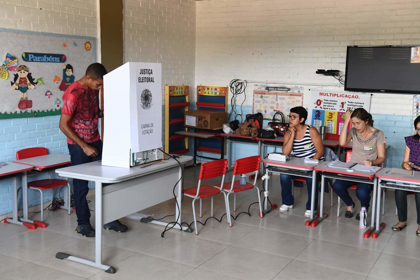 Presidenziali in Brasile: seggi aperti per il ballottaggio tra Bolsonaro e Haddad