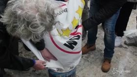 Bandiera M5s bruciata dai No Tap a Melendugno