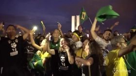 Brasile, i supporters di Bolsonaro in piazza per la vittoria