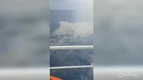 Indonesia, la scia di carburante in mare dopo la caduta dell’aereo