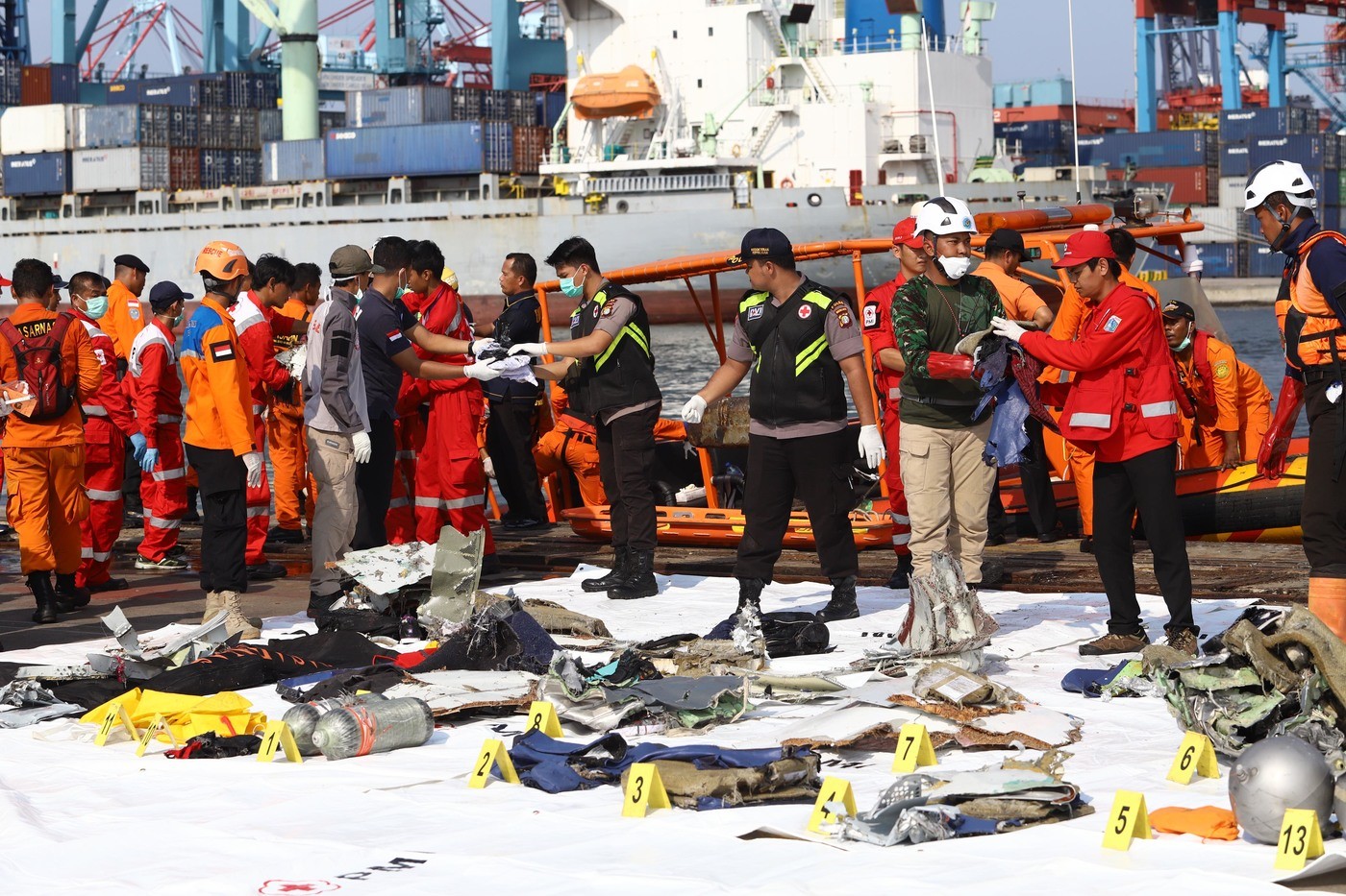 Indonesia, aereo precipita poco dopo il decollo: a bordo c’erano 189 persone, un italiano tra le vittime