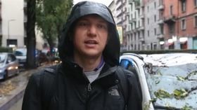 Albero sulle auto, un guidatore: “L’ho visto cadere e mi sono riparato dietro al sedile”