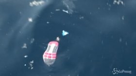 Indonesia, ciò che resta dell’aereo precipitato in mare