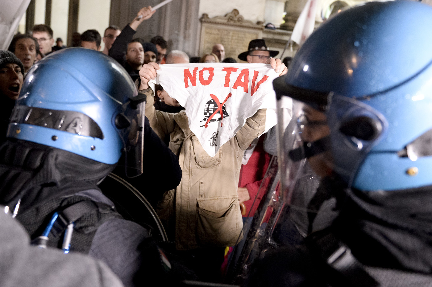 Torino, tensione tra attivisti ‘No Tav’ e imprenditori: approvato odg “No Tav”