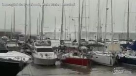 Rapallo, l’ondata spaventosa che abbatte un muro al porto