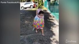 La bambina senza testa: ecco il terrificante costume di Halloween