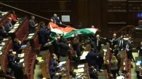 FdI srotola maxi bandiera tricolore in aula: bagarre alla Camera