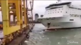 Traghetto italiano fuori controllo si schianta nel porto di Barcellona