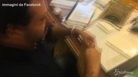 Sequestro Diciotti, Salvini apre la busta in diretta Facebook