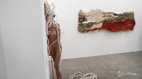 Modella nuda e al muro per otto ore: l’opera che divide Artissima