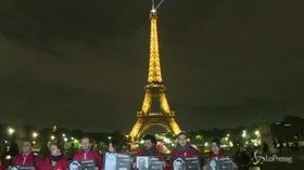 #ENDIMPUNITY, Torre Eiffel spenta contro gli omicidi dei giornalisti