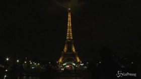 La protesta alla Tour Eiffel per i giornalisti uccisi