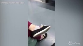 Aggressione sulla Roma-Lido. Picchiato giovane indiano, ferita una donna