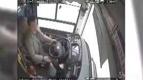 Cina, lite tra autista e passeggera: bus cade nel fiume. Il momento dell’impatto